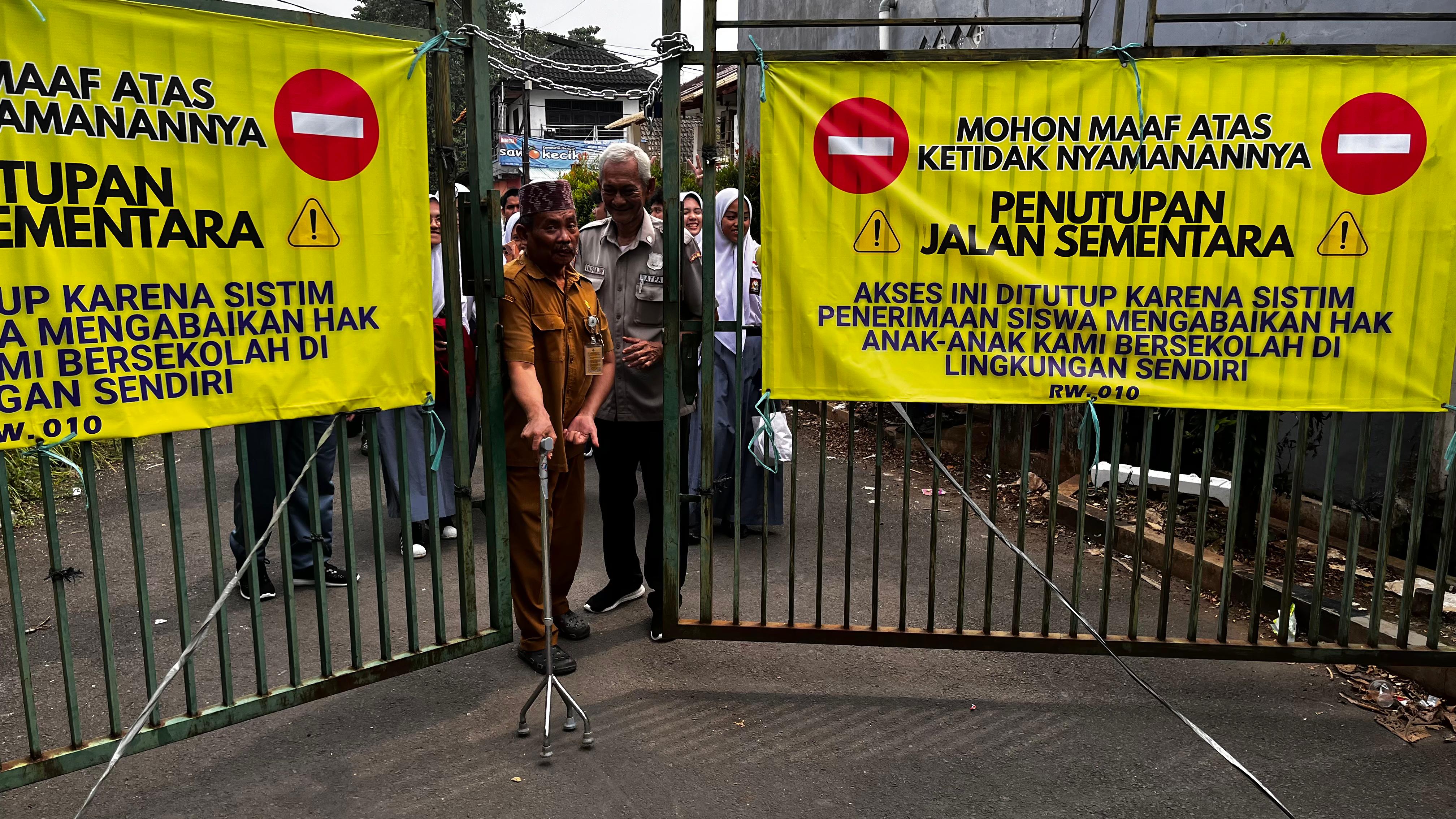 Teluku untuk artikel Hari Pertama Sekolah, Penutupan Akses SMA di Tangsel Rugikan Guru-Siswa